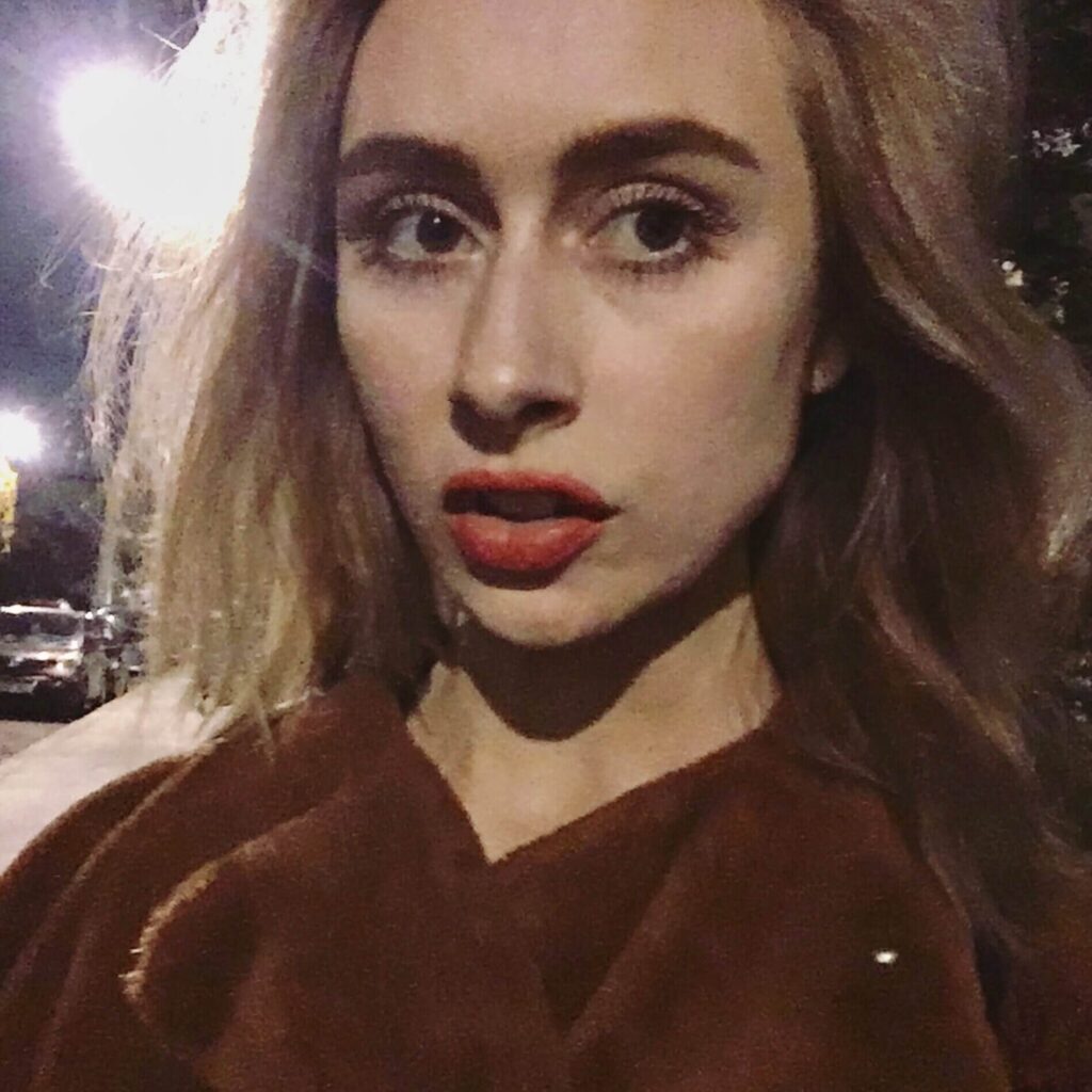 Holly Thomas Facebook, Instagram, Twitter [Profiles]